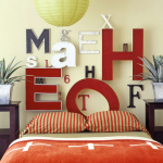 Cabecero de cama original hecho con fuentes tipográficas